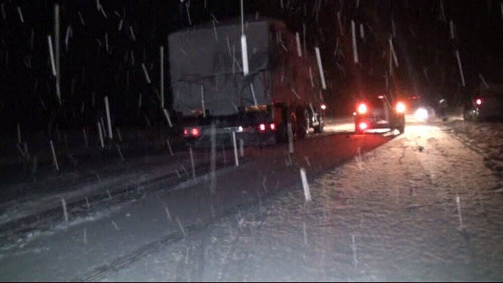 Antalya-Konya karayolu yoğun kar ve tipi nedeniyle tırların geçişine kapatıldı