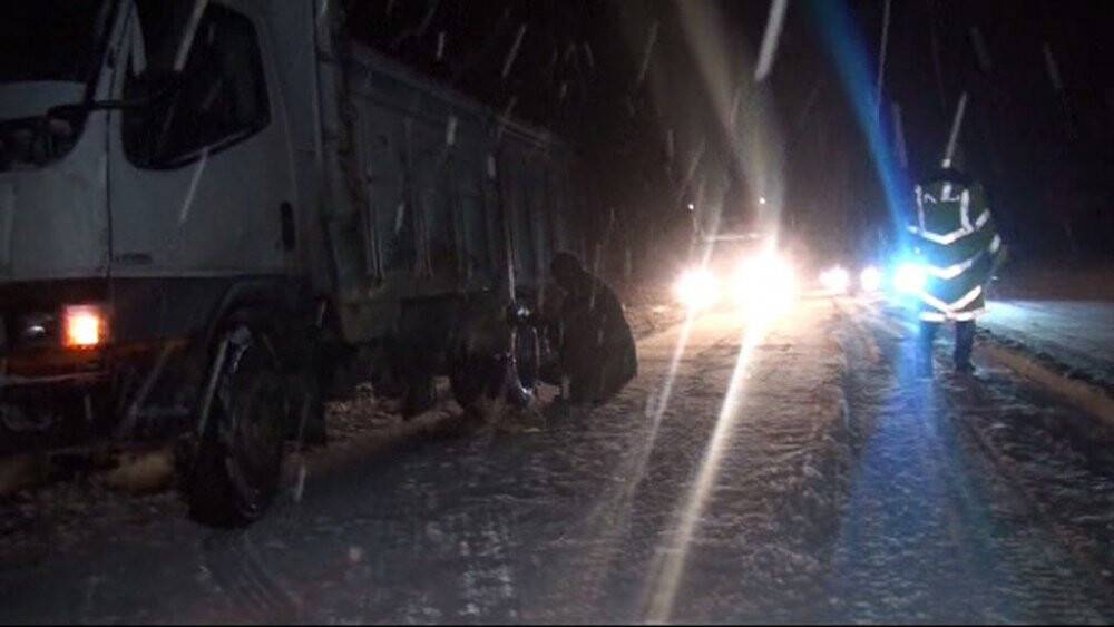 Antalya-Konya karayolu yoğun kar ve tipi nedeniyle tırların geçişine kapatıldı