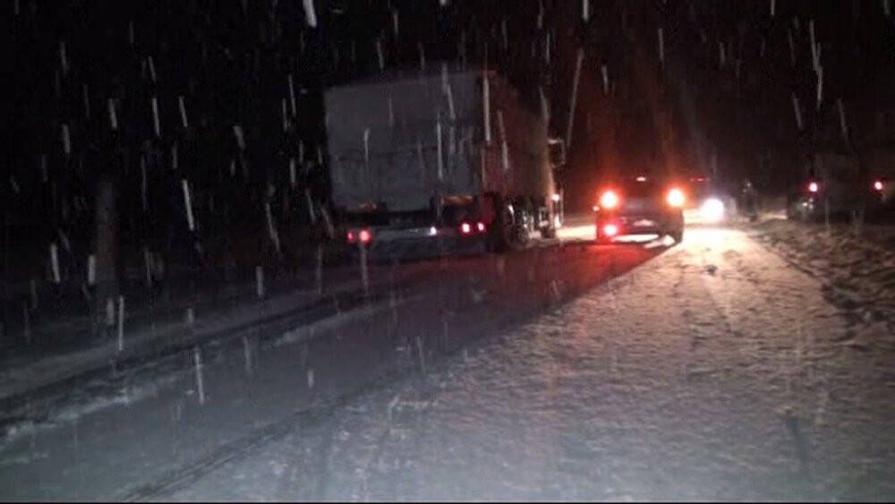 Antalya-Konya karayolu yoğun kar ve tipi nedeniyle tırların geçişine kapatıldı