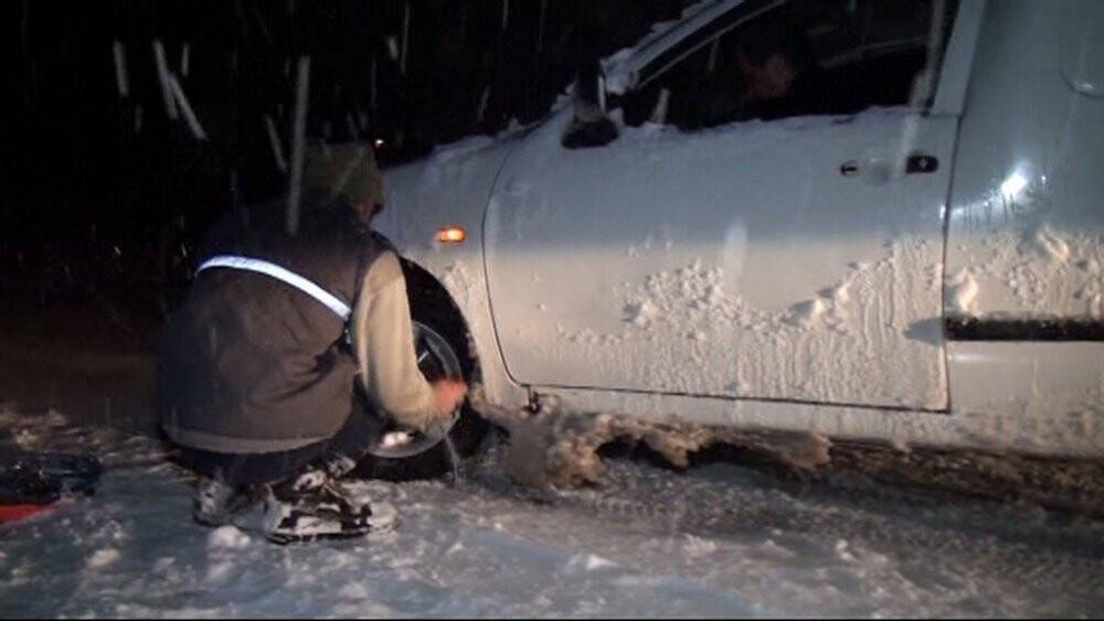 Antalya-Konya karayolu yoğun kar ve tipi nedeniyle tırların geçişine kapatıldı