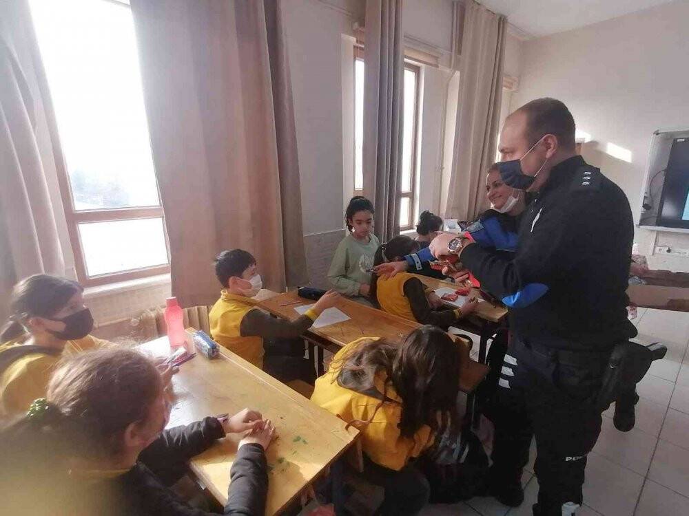 Konya’da ilkokullara güvenli internet ve güvenli trafik eğitimi