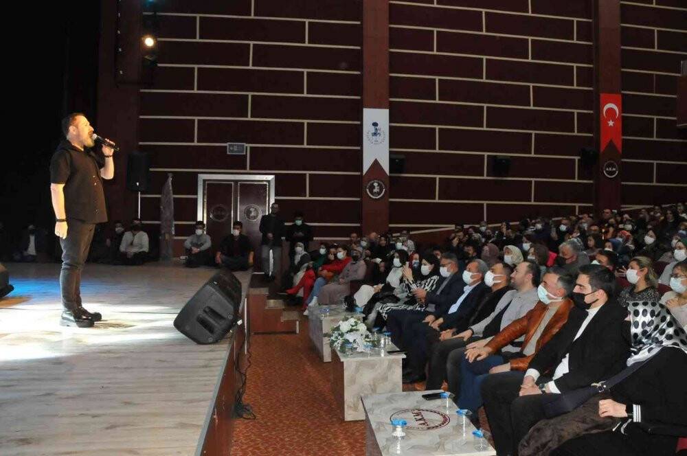 Akşehir’de Talha Bora Öge ile şiir ve türkü şöleni