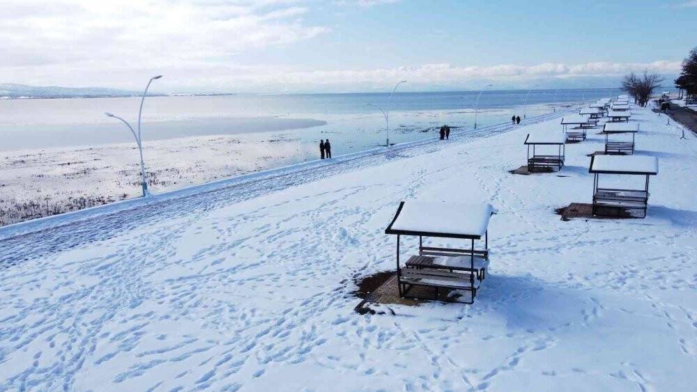 Beyaz gelinliğini giyen Beyşehir Gölü havadan görüntülendi