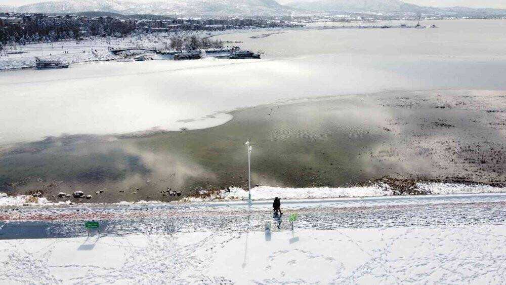 Beyaz gelinliğini giyen Beyşehir Gölü havadan görüntülendi