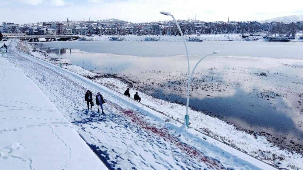 Beyaz gelinliğini giyen Beyşehir Gölü havadan görüntülendi