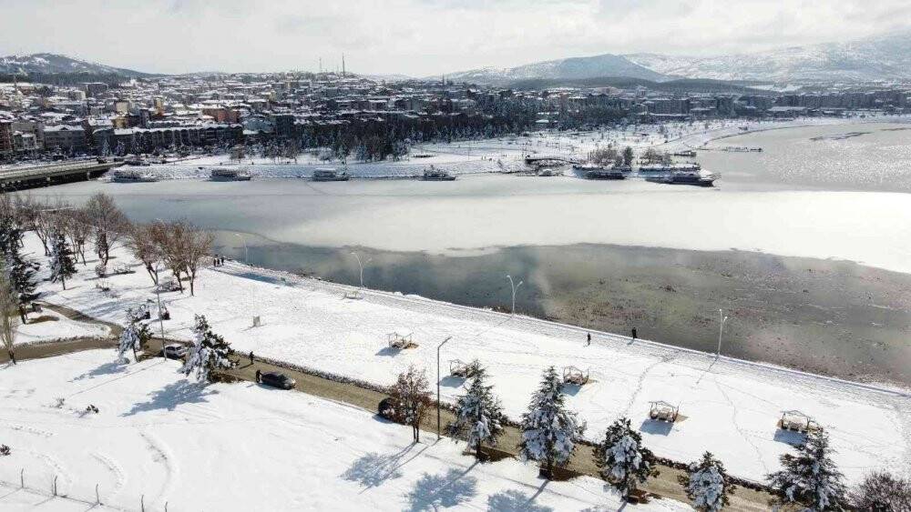 Beyaz gelinliğini giyen Beyşehir Gölü havadan görüntülendi