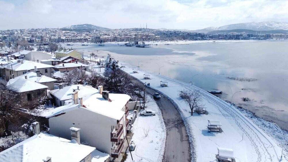 Beyaz gelinliğini giyen Beyşehir Gölü havadan görüntülendi