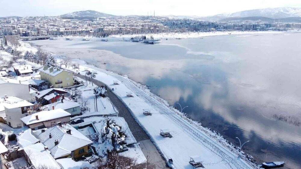 Beyaz gelinliğini giyen Beyşehir Gölü havadan görüntülendi