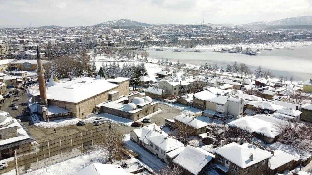 Beyaz gelinliğini giyen Beyşehir Gölü havadan görüntülendi