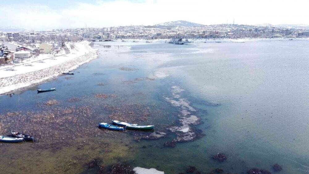 Beyaz gelinliğini giyen Beyşehir Gölü havadan görüntülendi