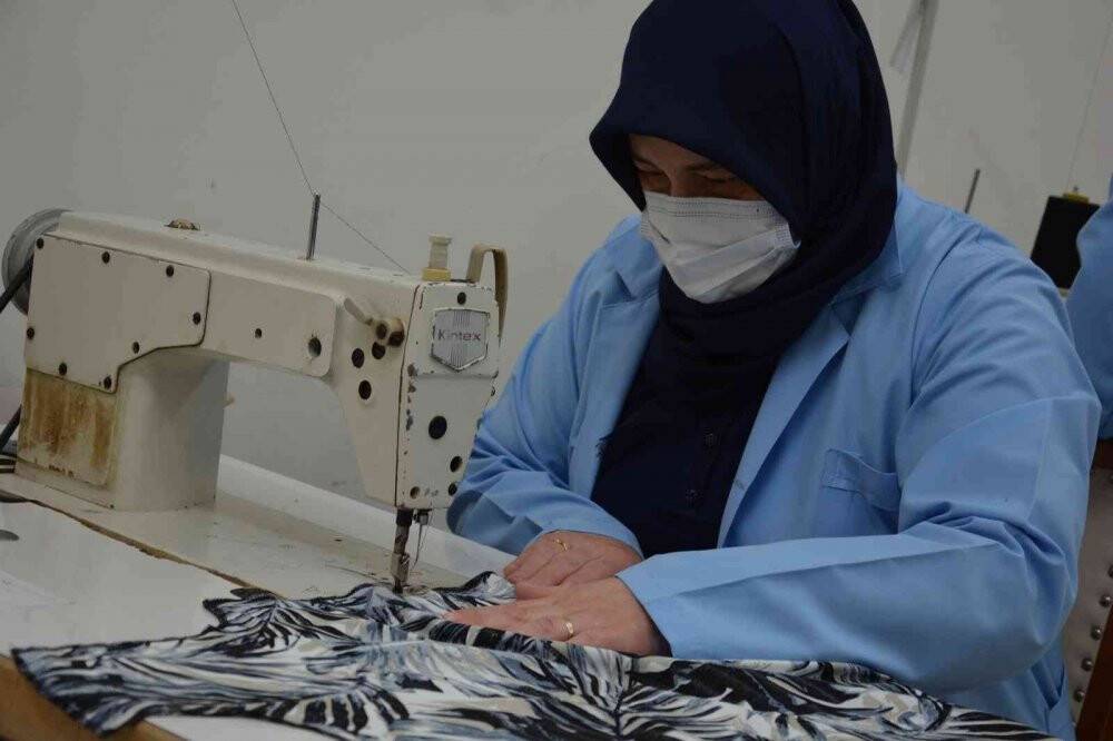 Çocuklar sınıfta anneler iş başında