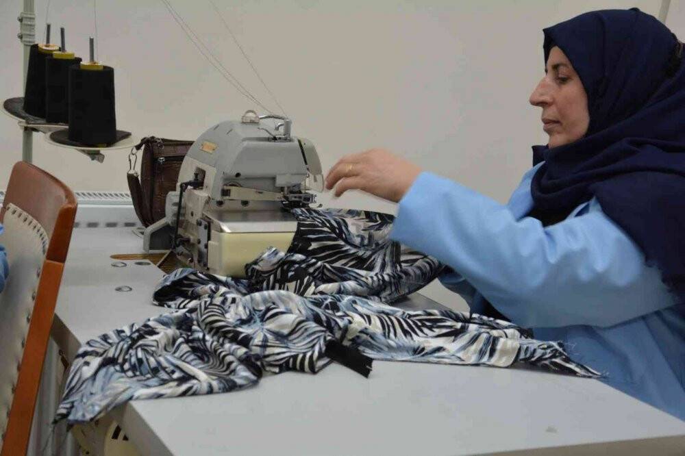 Çocuklar sınıfta anneler iş başında