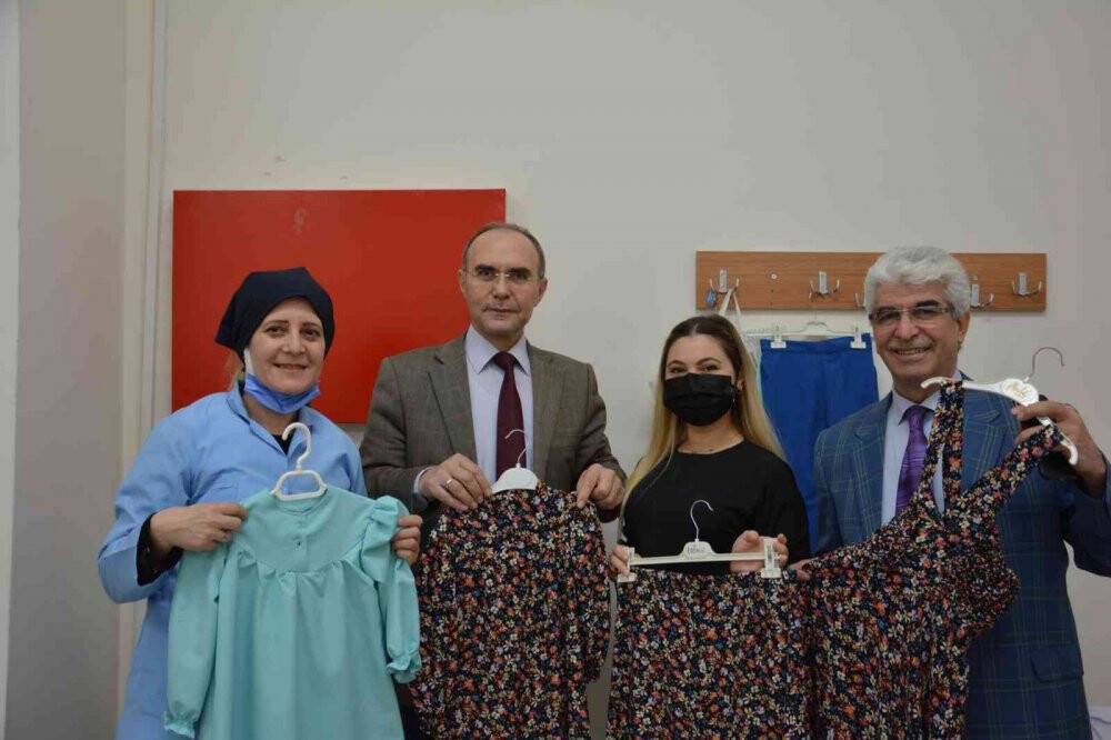 Çocuklar sınıfta anneler iş başında