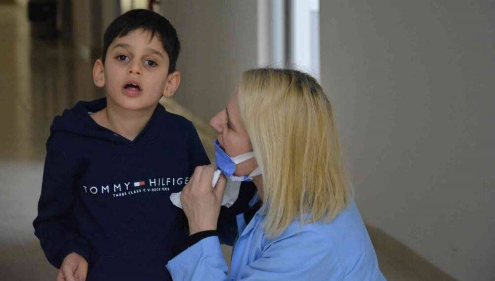 Çocuklar sınıfta anneler iş başında