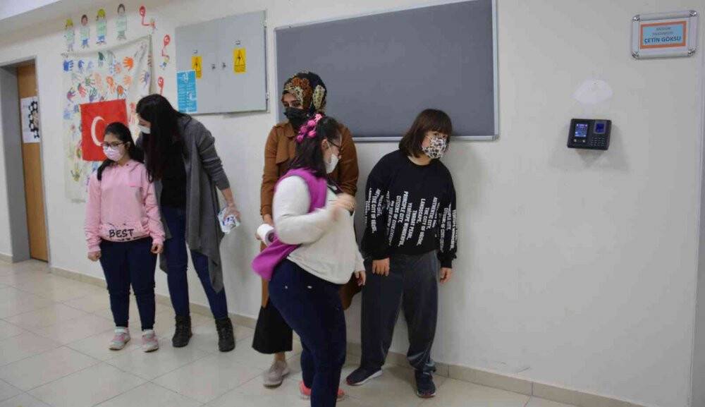 Çocuklar sınıfta anneler iş başında