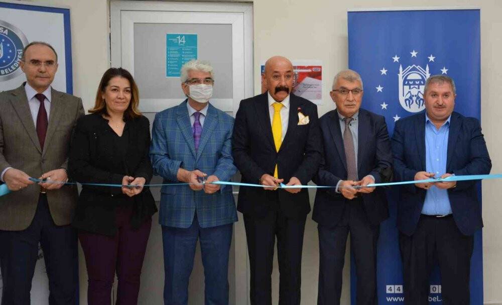 Çocuklar sınıfta anneler iş başında