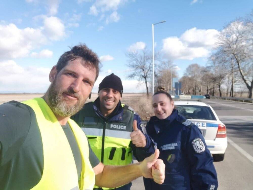 Filipinli çocuklar için dünyayı yürüyerek dolaşıyor