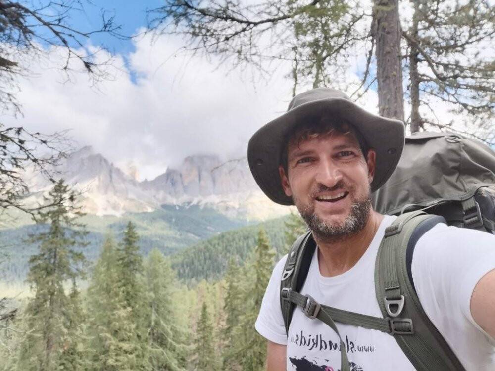 Filipinli çocuklar için dünyayı yürüyerek dolaşıyor