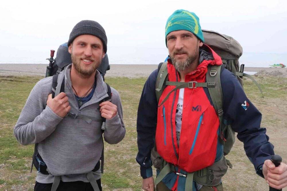 Filipinli çocuklar için dünyayı yürüyerek dolaşıyor