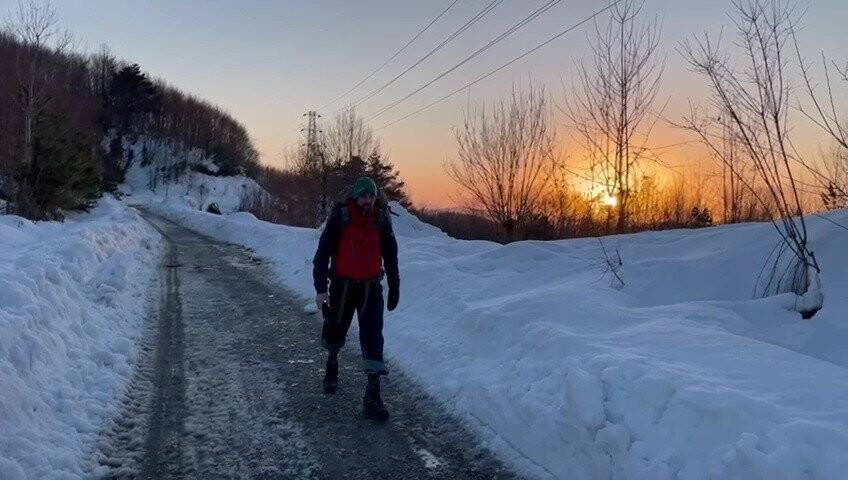 Filipinli çocuklar için dünyayı yürüyerek dolaşıyor