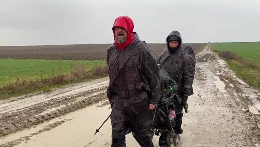 Filipinli çocuklar için dünyayı yürüyerek dolaşıyor