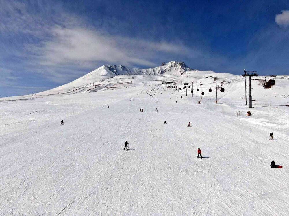 Kayakseverler hafta sonu soluğu Erciyes’te aldı