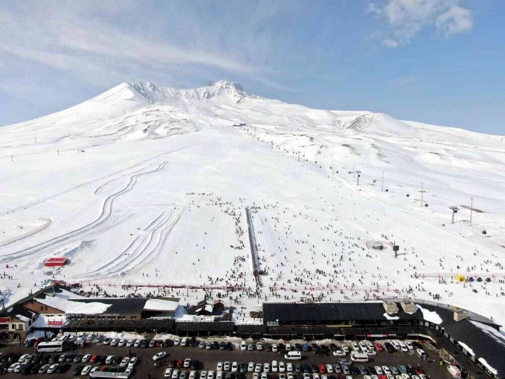 Kayakseverler hafta sonu soluğu Erciyes’te aldı