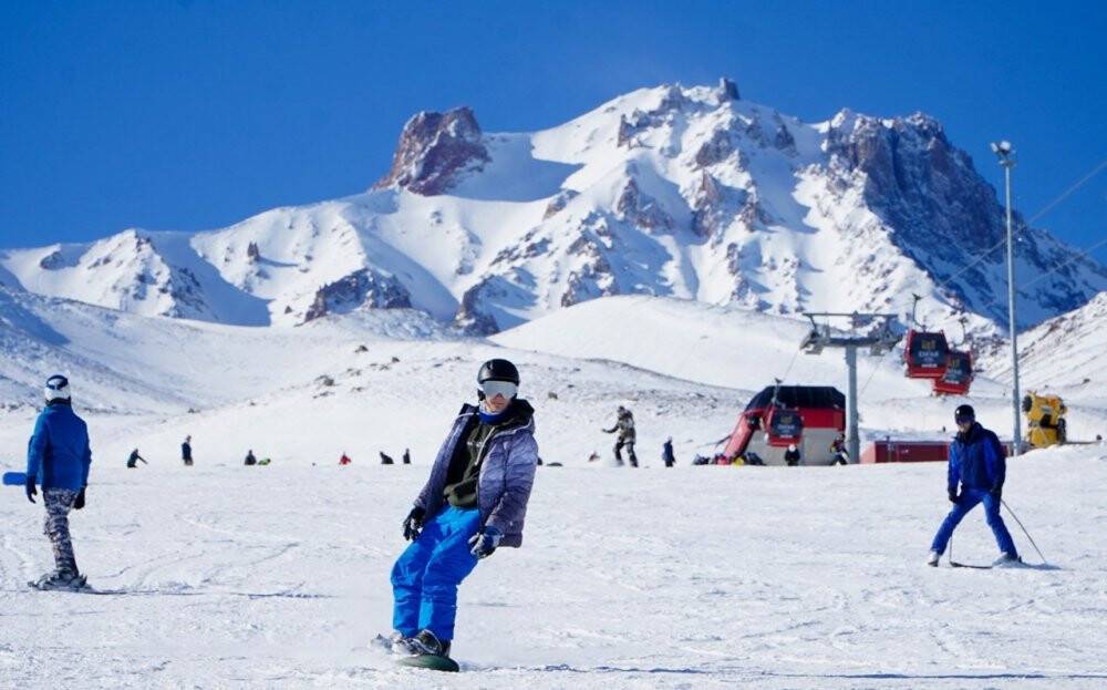 Kayakseverler hafta sonu soluğu Erciyes’te aldı