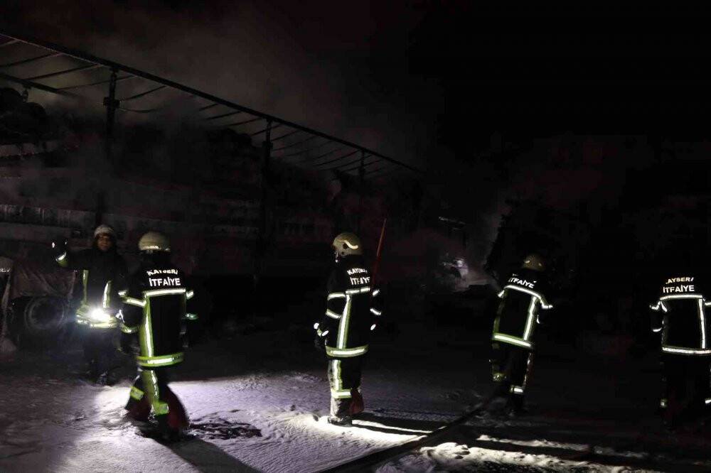 Kayseri’de yangın paniği: 10 dükkan ve 3 tır küle döndü