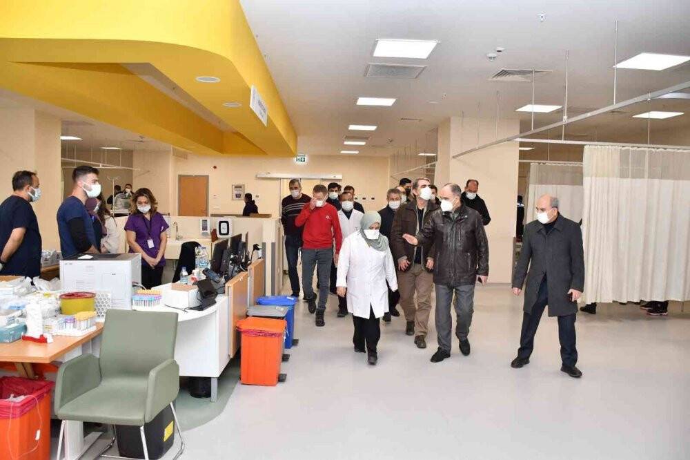 Konya Valisi Özkan’dan otobüs kazasında yaralananlara ziyaret