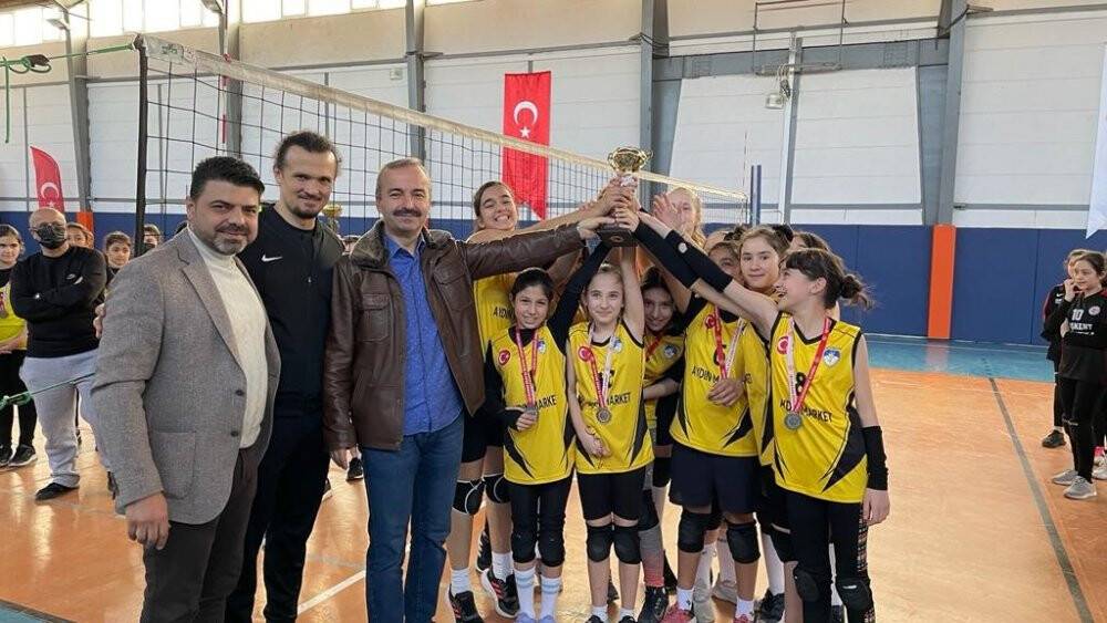 Midi Kızlar Voleybol turnuvasında kupalar sahiplerini buldu