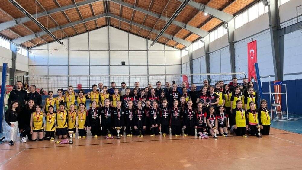 Midi Kızlar Voleybol turnuvasında kupalar sahiplerini buldu