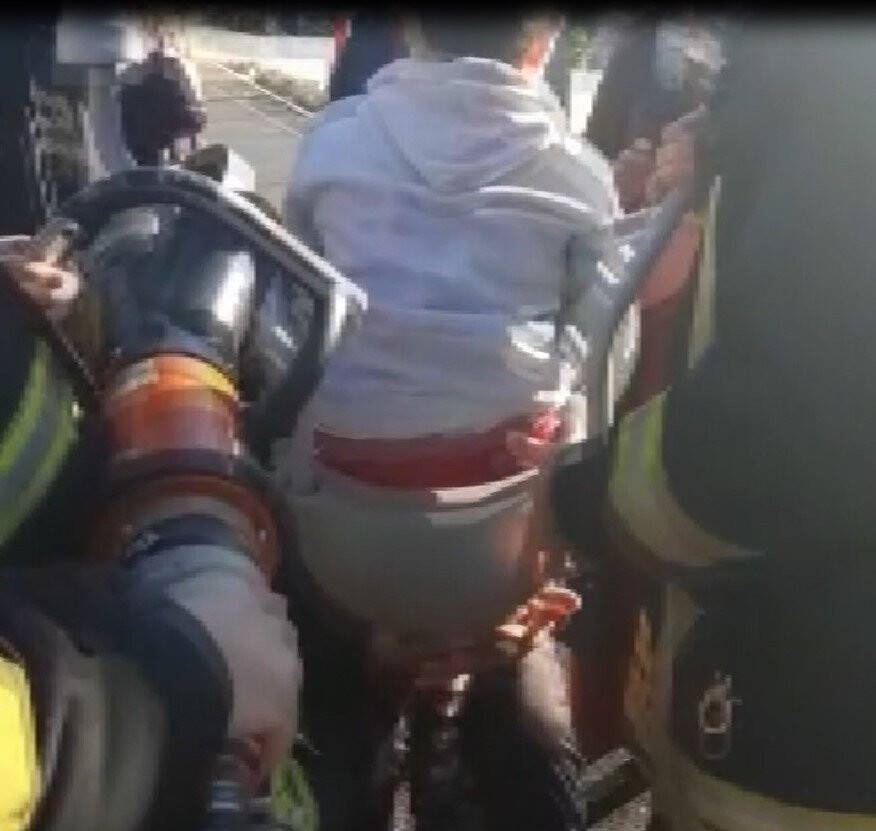 Parkta salıncağın oturağına sıkışan çocuğu itfaiye kurtardı