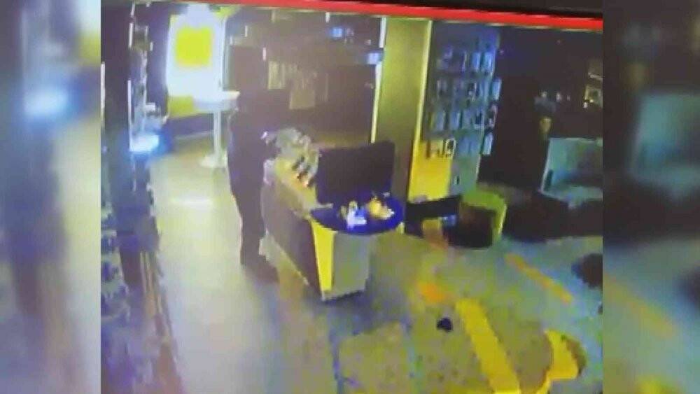 Taşla camını kırdığı telefon mağazasını 1 dakikada soydu