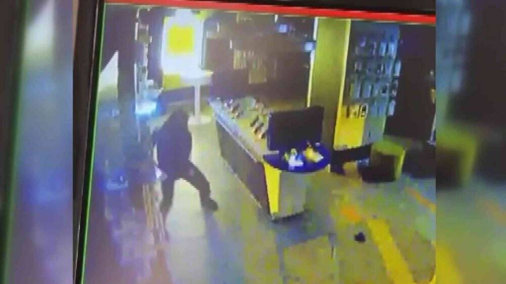 Taşla camını kırdığı telefon mağazasını 1 dakikada soydu