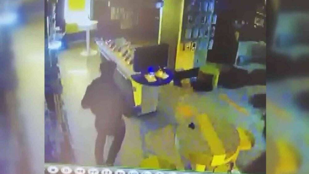 Taşla camını kırdığı telefon mağazasını 1 dakikada soydu