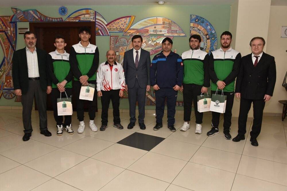 Başkan Kılca’dan başarılı sporculara ödül