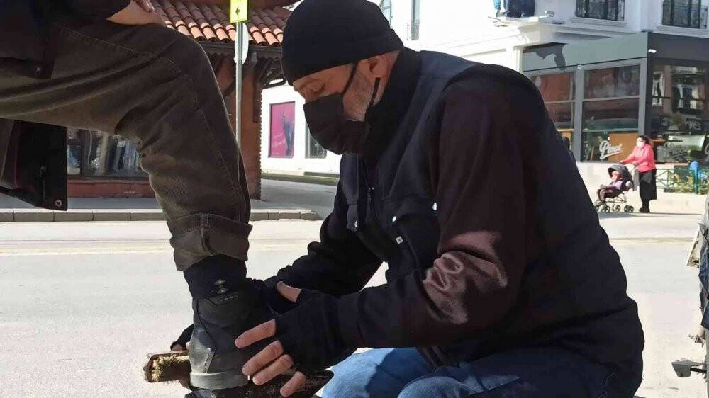 Boyanacak ayakkabı neredeyse o orada