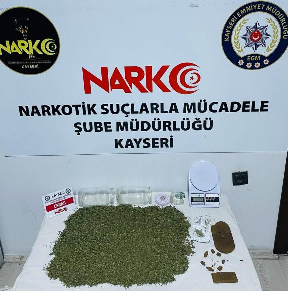 Esrarı çatıdaki kiremitler altına zulalayan uyuşturucu taciri polisten kaçamadı