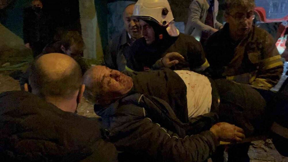 Freni boşalan kamyon istinat duvarına çarptı: 2 yaralı