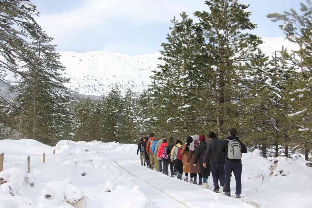 Konya’da doğa tutkunlarından kar yürüyüşü
