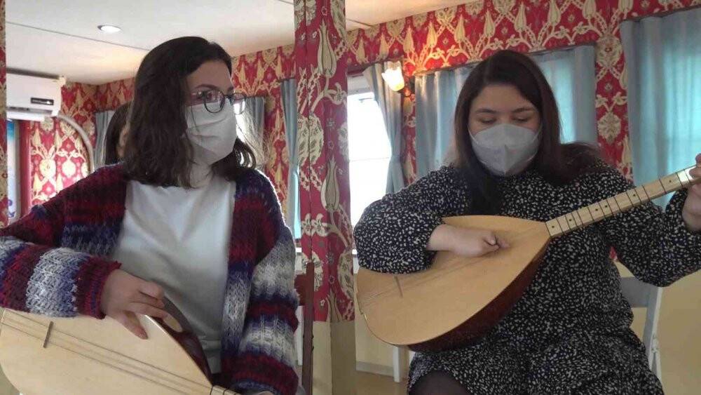 Doğuştan parmakları olmayan Zeynep bağlama öğrendi