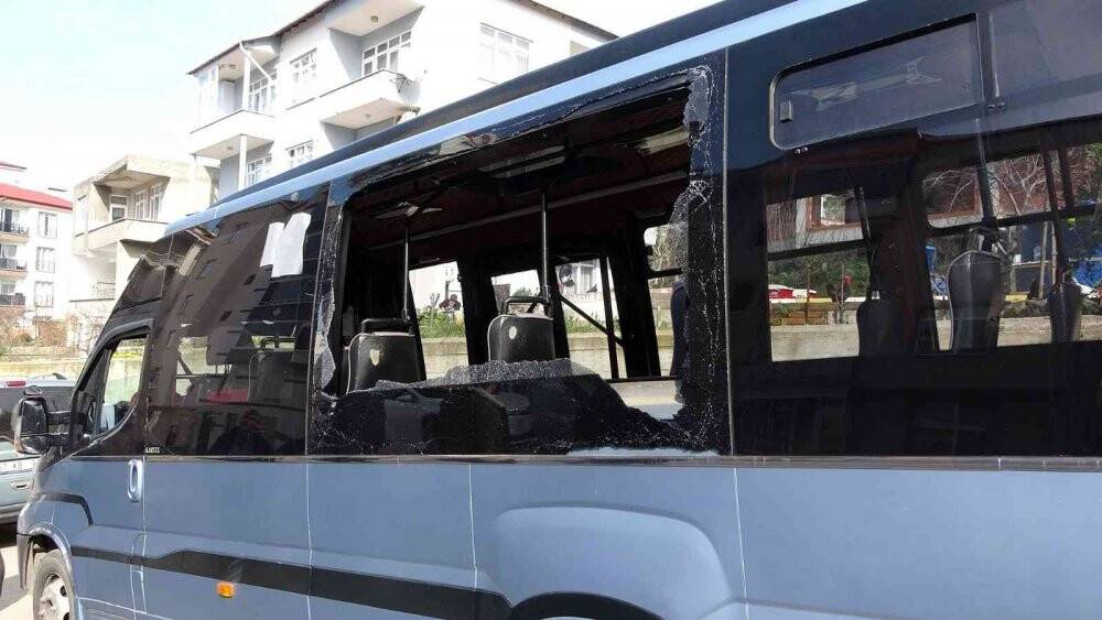 Kamyonetten sarkan boru dolmuşa saplandı