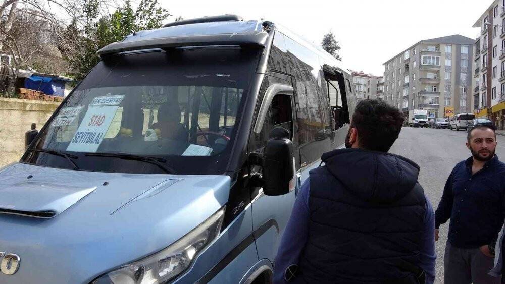 Kamyonetten sarkan boru dolmuşa saplandı