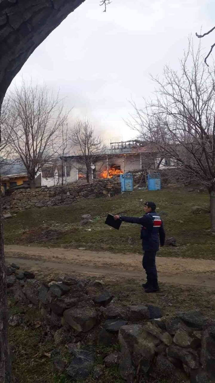 Soba yakmak isterken evini yaktı