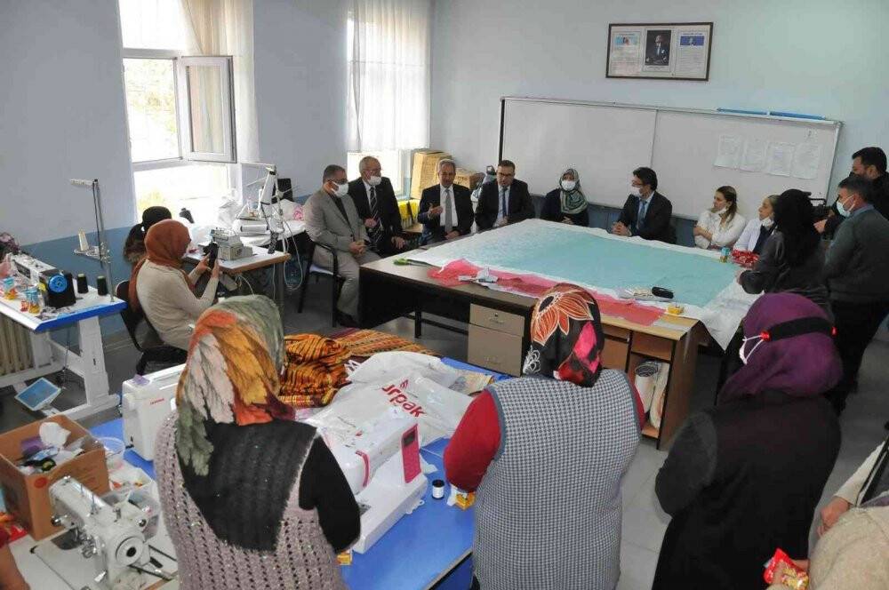 Başkan Akkaya dikiş nakış kursiyerleriyle bir araya geldi