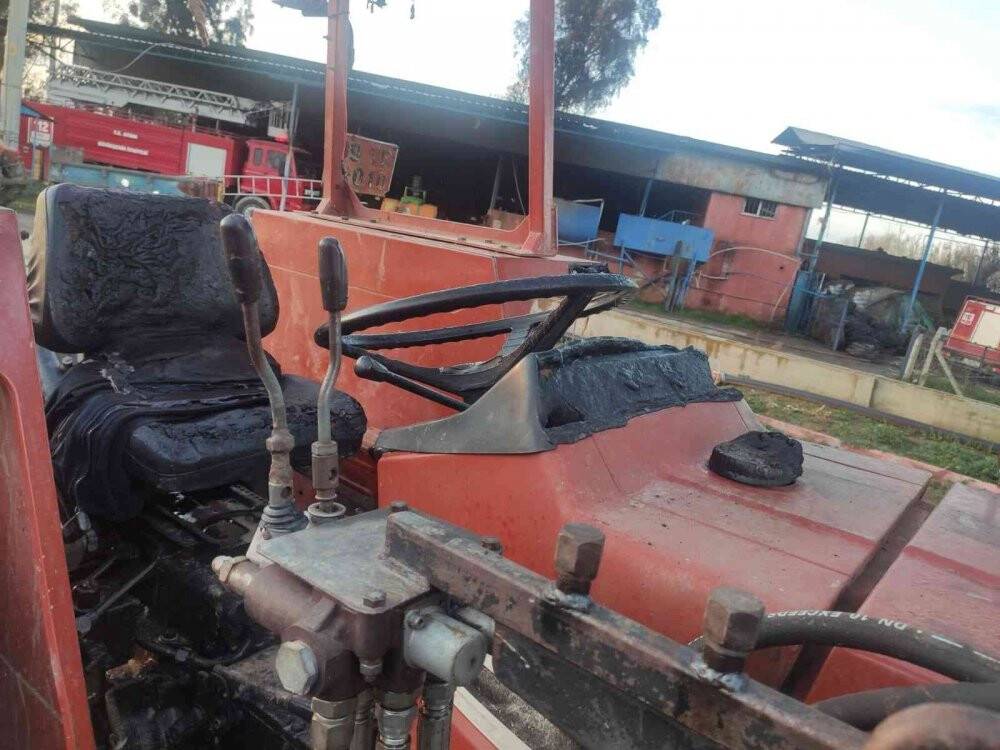 Çiftliğin damında yangın çıktı zirai aletler zarar gördü