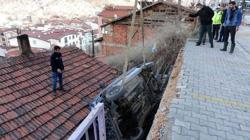 Fren yerine gaza basınca yeni aldığı aracıyla duvardan uçtu