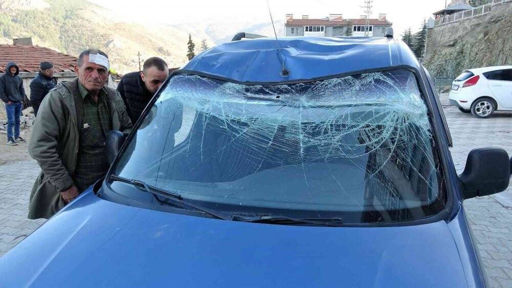 Fren yerine gaza basınca yeni aldığı aracıyla duvardan uçtu