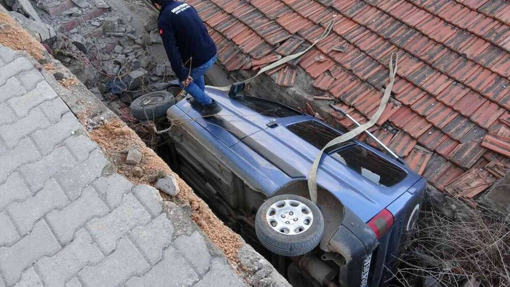 Fren yerine gaza basınca yeni aldığı aracıyla duvardan uçtu